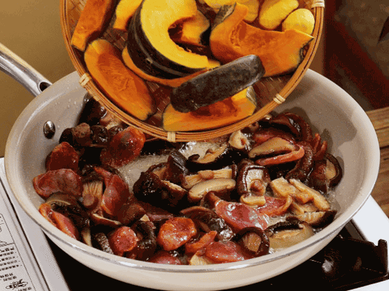 清洗好的大米放入電飯鍋，加裹滿醬汁的食材，再加剛好沒過食材的水，攪拌一下