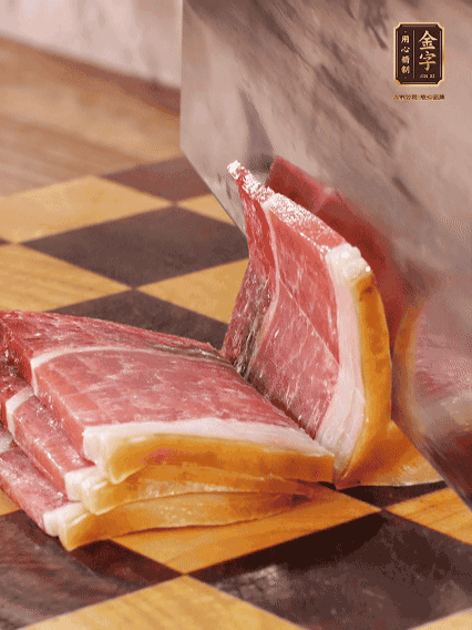 金字火腿切片，溫水浸泡5分鐘；肉皮泡發(fā)，切成小塊。