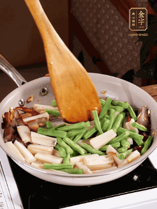 加少許生抽、蠔油、料酒、雞精調(diào)味，少許清水燜2分鐘，炒至豆角皺皮即可