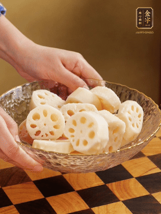 蓮藕洗凈削皮，切大塊，用鹽、糖腌制30分鐘。