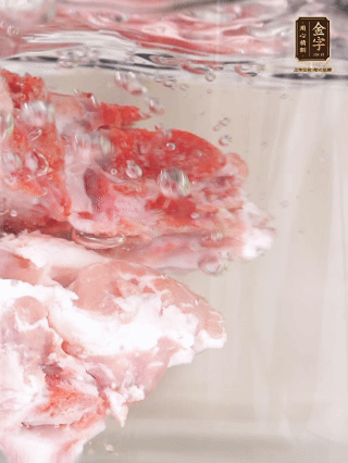 豬骨冷水下鍋，加蔥姜、料酒焯水4分鐘。