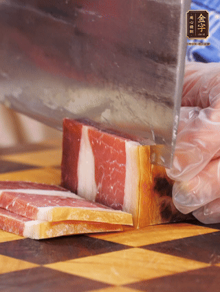 金字火腿切片，溫水浸泡5分鐘