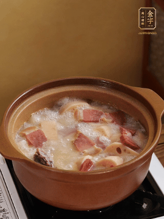 豬油潤鍋，豬骨、姜片煸出油脂香，再依次下開水、蓮藕、火腿，大火燒開