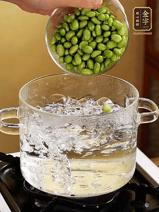 嫩毛豆汆燙1分鐘。