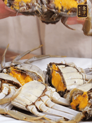 大閘蟹處理干凈，一切兩半。
