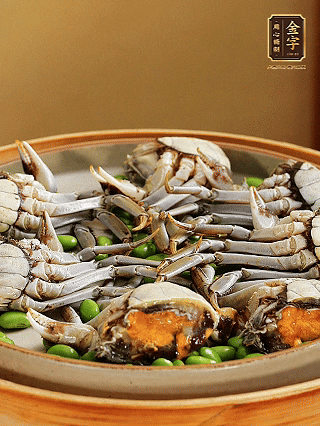 盤底鋪毛豆，依次放大閘蟹、咸肉， 淋一圈料酒、豉油。