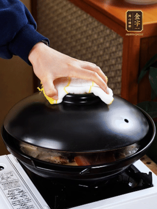 大火燒開，大火煮10~15分鐘。放入切好的豆腐，再煮5分鐘