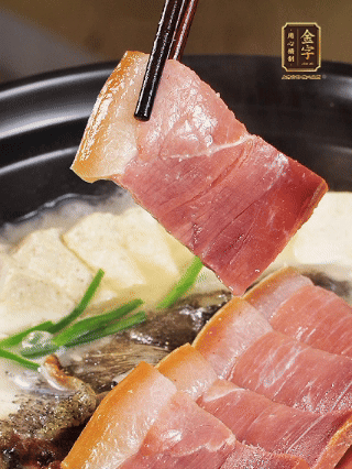 加入一丟丟鹽，撒點胡椒粉，蔥段點綴