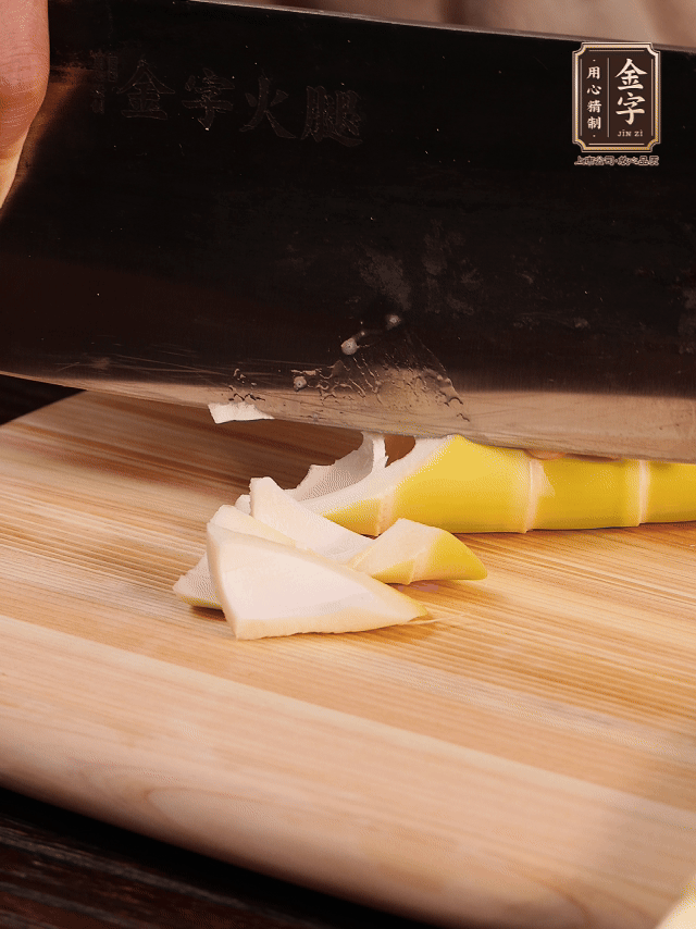 春筍去筍衣切滾刀塊；萵筍去皮切滾刀塊；春筍、百葉結(jié)焯水2分鐘。