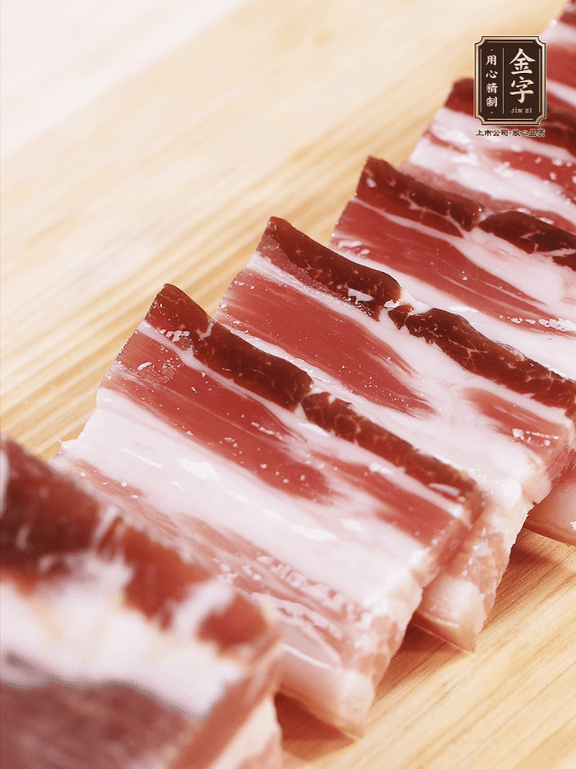 金字淡咸肉切厚片；金字淡咸肉、仔排加蔥姜、料酒焯水3分鐘，溫水洗凈。