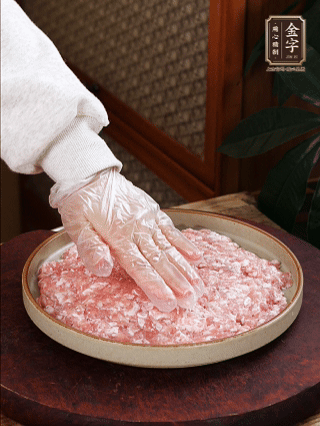 依次鋪肉末，碼入雞蛋豆腐，再鋪上金字香腸。