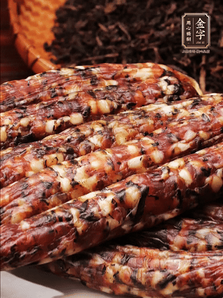 金字土香腸、金字梅干菜香腸、金字醬肉，切片