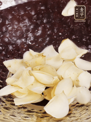 大蒜、生姜、紅蔥頭處理成粒。青辣椒切碎