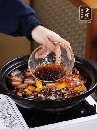 姜、蒜、蔥頭粒煎香，倒入南瓜，煎至兩面焦香