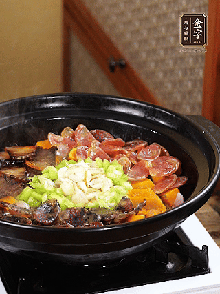 中間放入百合，圍一圈青椒碎，小火再焗2分鐘