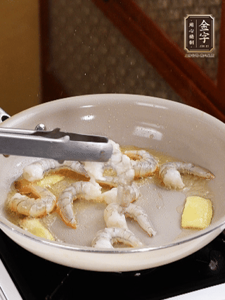 秘制煲仔飯醬油：2勺蒸魚豉油、半小勺糖、1大勺清水攪拌均勻煮1分鐘