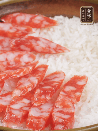 砂鍋加入半勺豬油、半勺花生油抹勻，倒入絲苗米，加水沒過大米一指高，蓋蓋大火煮至水分微干