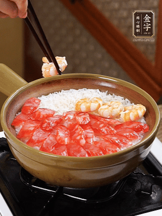 開蓋戳幾個洞均勻受熱，鋪臘腸、蝦仁，蓋蓋小火煮5分